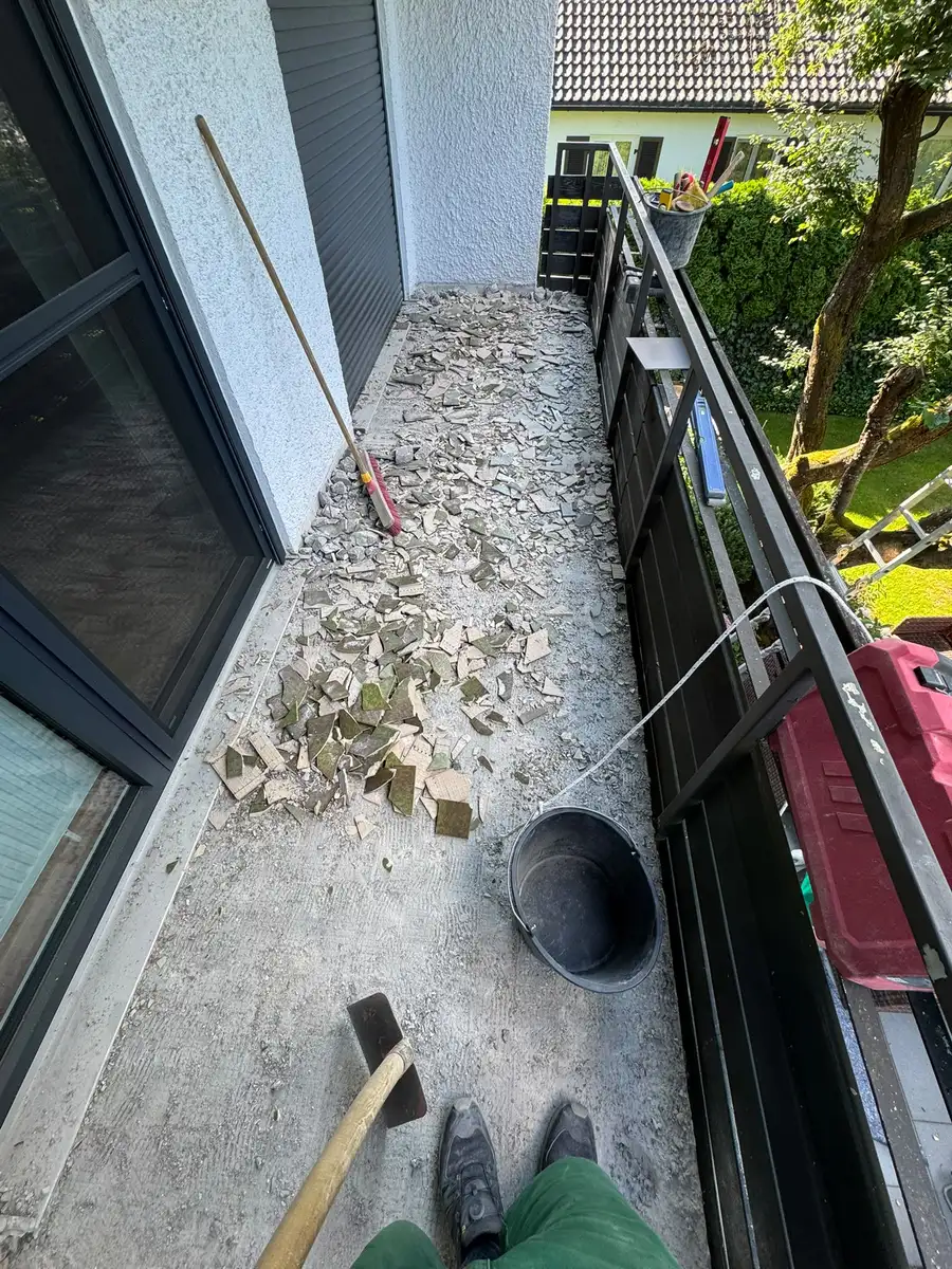 Balkon mit abgestemmtem alten Belag
