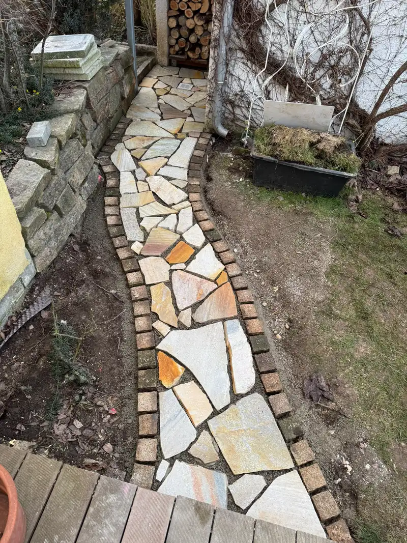 Gartenweg aus bunten Polygonalplatten mit Pflastereinfassung