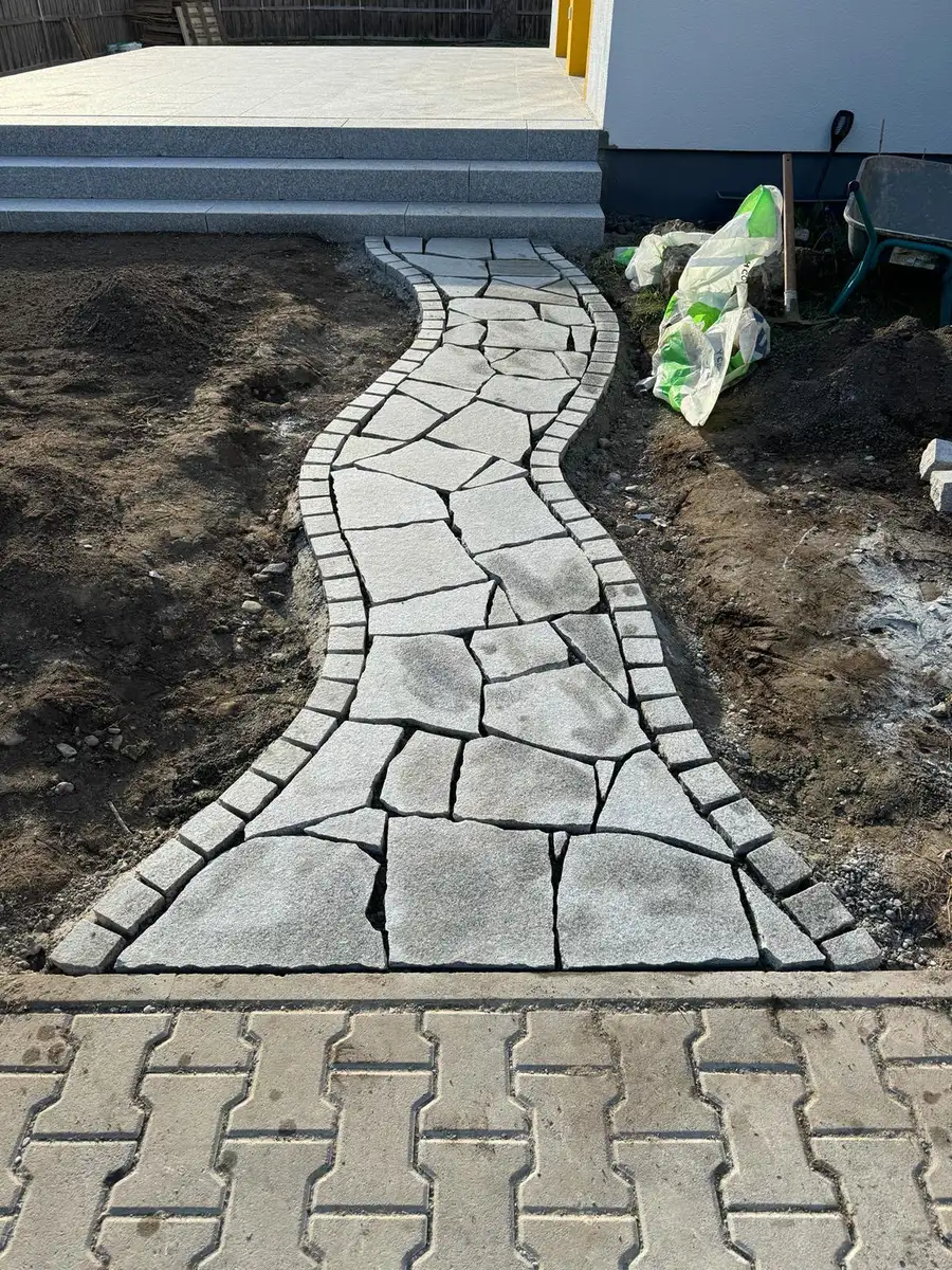 Derselbe Weg fertig mit Polygonalplatten verlegt