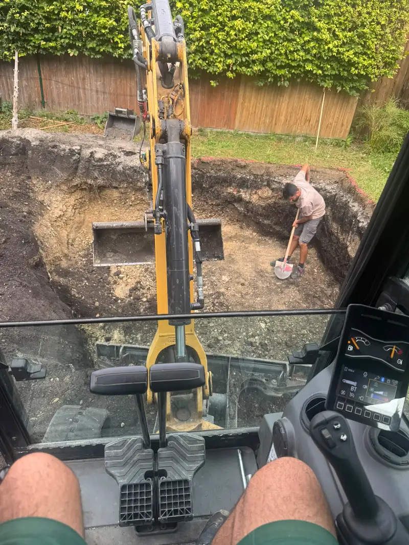 Aushub der Poolgrube mit dem Bagger