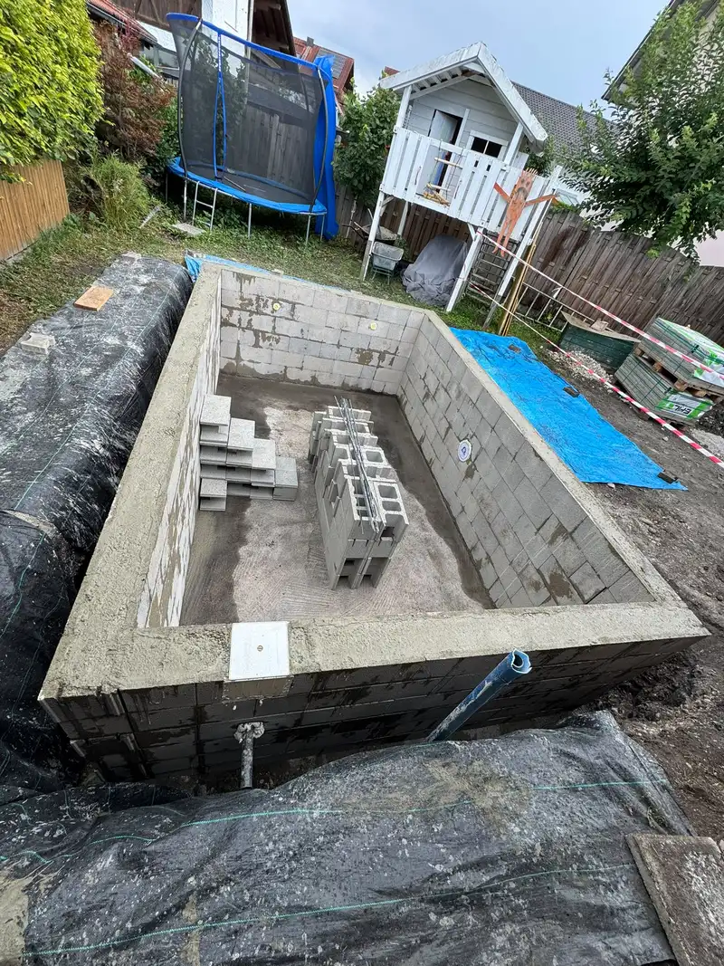 Poolbecken mit gemauerter Einstiegstreppe