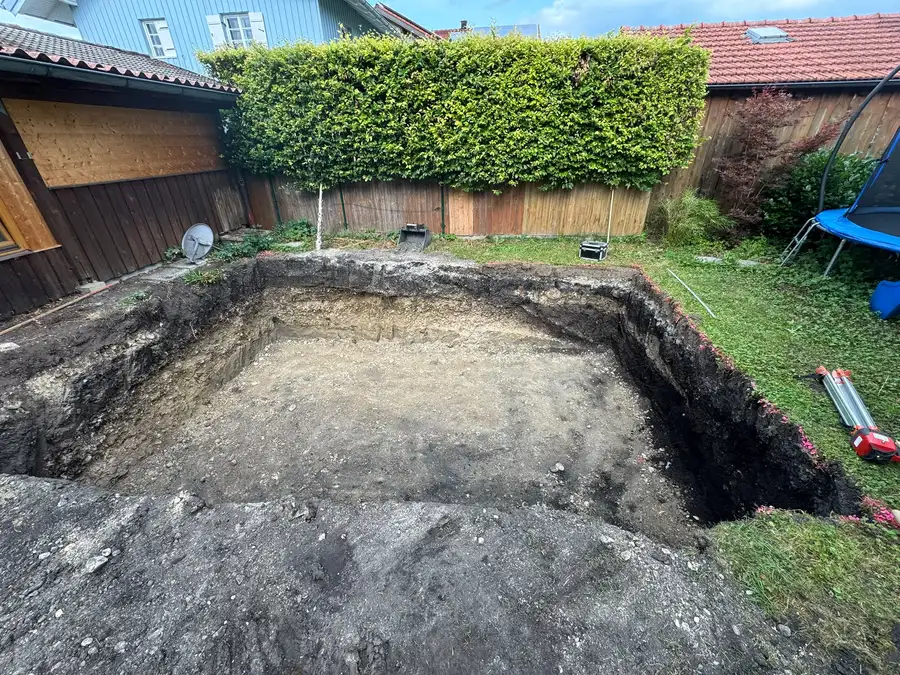 Die ausgehobene Baugrube im Garten