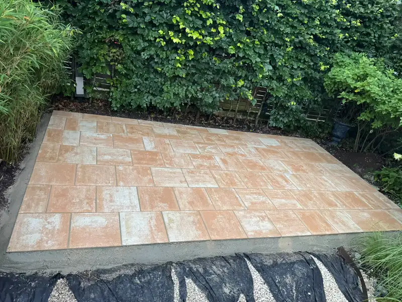 Sandstein-Terrasse vor einer begrünten Wand