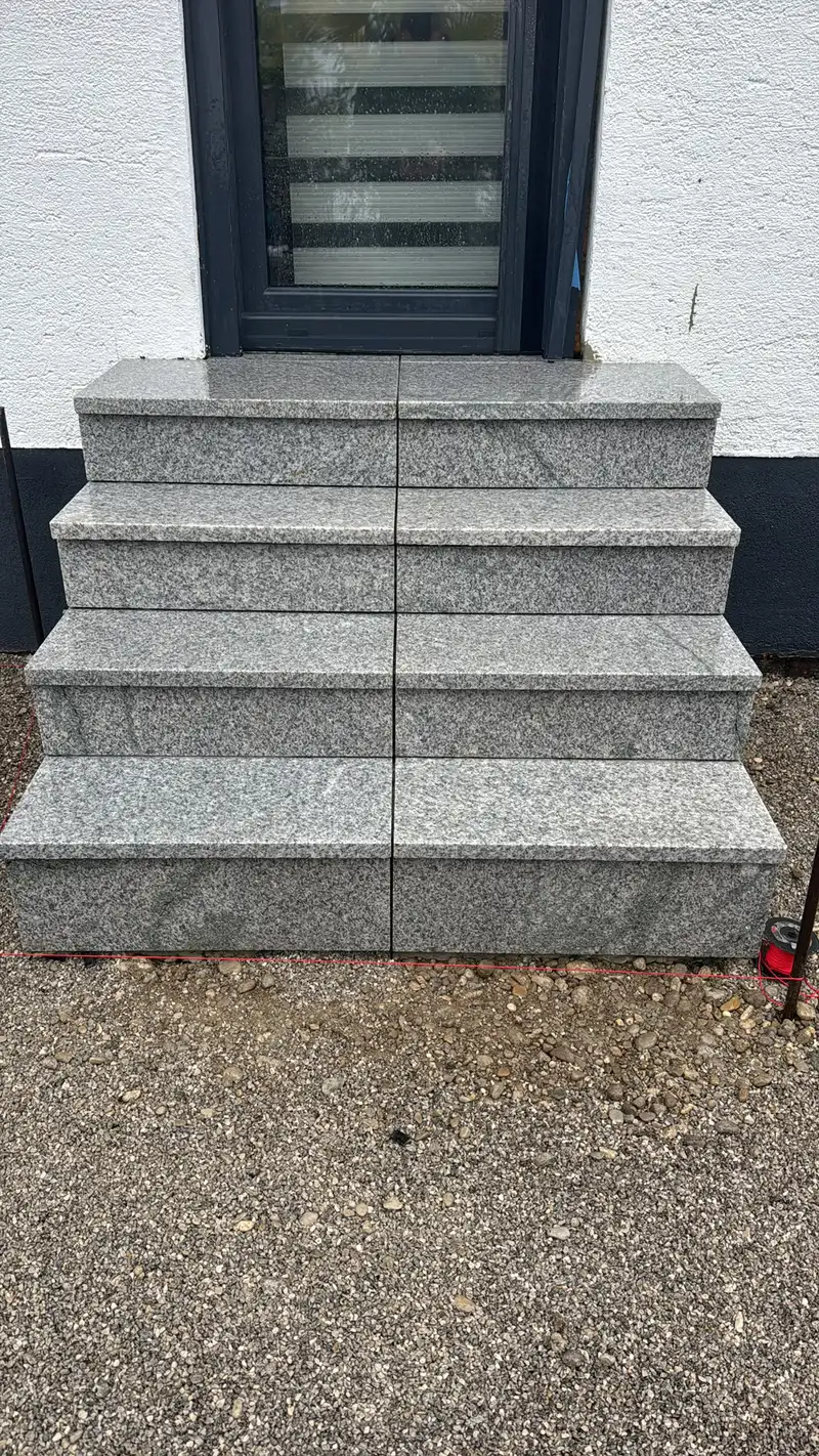 Freistehende Granit-Blockstufen auf Splittbett