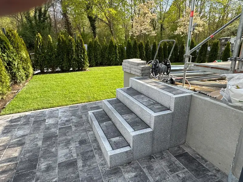 Granitstufen von der Terrasse in den Rasen