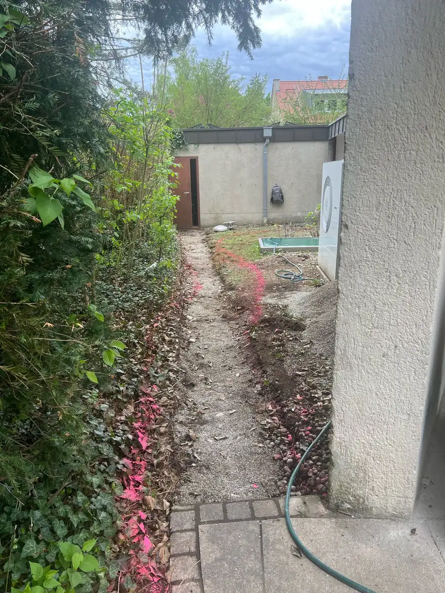 Schmaler Streifen neben dem Haus vor dem Umbau