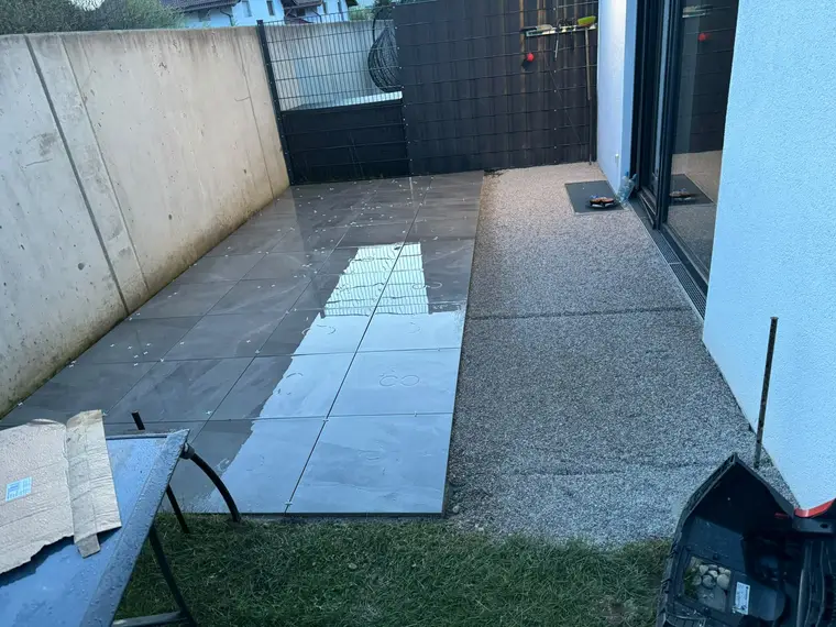 Frisch verlegte Terrassenfliesen auf einer baustelle im Garten