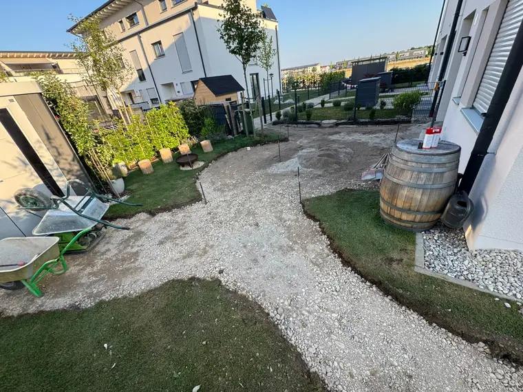 Angelegter Kiesweg im Garten vor Wohnhäusern
