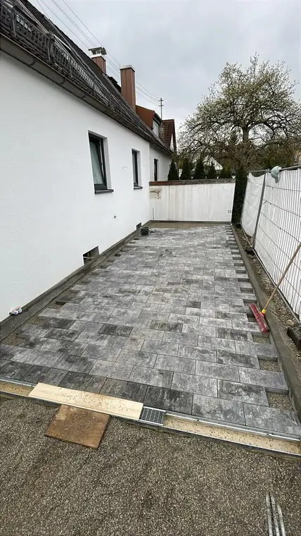 Frisch gepflasterter Hof oder Weg an einem Haus