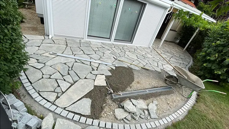 Gepflasterte Terrasse mit Natursteinplatten im Bauzustand