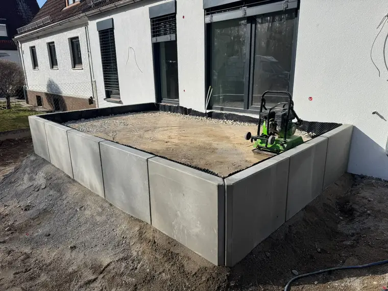 Terrassenfundament aus L-Steinen mit Rüttelplatte am Wohnhaus